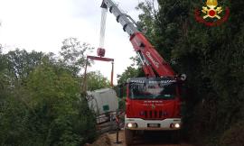 Cingoli, camion esce di strada e resta in bilico in una scarpata