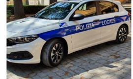 Gli ritirano la patente e per vendetta dà fuoco al comando della polizia locale