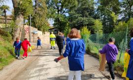 San Severino, gli alunni puliscono i cortili delle scuole con Legambiente