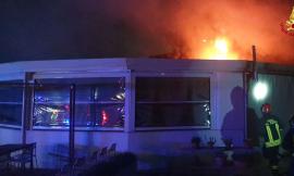 Paura nella notte: bar ristorante divorato dalle fiamme