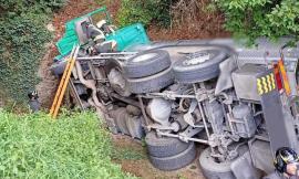 Incidente fatale, camion finisce fuori strada e si ribalta: muore il conducente