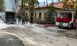 Spazzatrice stradale avvolta dalle fiamme: vigili del fuoco in azione