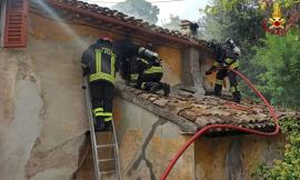 Fiamme in una casa colonica: vigili del fuoco al lavoro