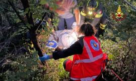 Scivola lungo la scarpata per 20 metri: uomo trasportato a Torrette