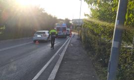 Macerata, travolta da un'auto mentre attraversa: studentessa trasportata all'ospedale (FOTO)