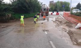 Matelica, operai e protezione civile al lavoro per liberare case e strade dal fango: "Chiesto stato di calamità"