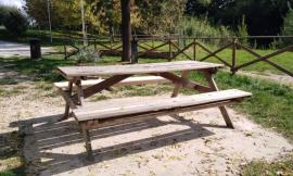 Tolentino, Ponte del Diavolo: riparate le panchine dell'area verde. Massi: "Comportamenti incivili"