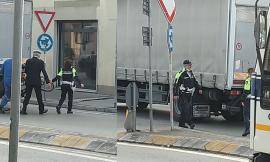 Civitanova, camion urta ciclista in via Indipendenza: ragazza finisce in ospedale (FOTO)