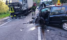 Violento frontale fra auto e camion: una donna trasferita a Torrette con l'eliambulanza