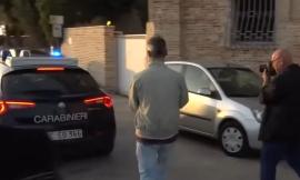 Follia in strada: 48enne danneggia auto in sosta e minaccia di morte i passanti con un coltello
