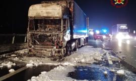 Camion in fiamme lungo l'A14: disagi alla circolazione