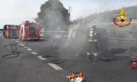 Civitanova, furgone a fuoco lungo l'A14: vigili del fuoco al lavoro