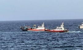 Lampedusa: esplosione su barcone carico di migranti, morti due bambini.