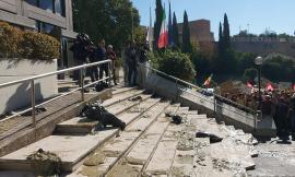 Fango contro la sede della Regione: 5 denunce per imbrattamento e lancio di oggetti
