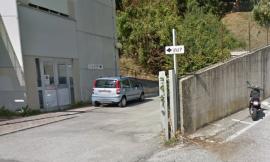 Macerata, fugge da scuola e va in tribunale: entra nei bagni e causa allagamento