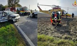 Schianto all'incrocio tra due auto: tre feriti, uno in eliambulanza a Torrette