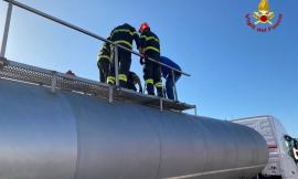Sviene all'interno dell'autocisterna: 53enne in gravi condizioni a Torrette