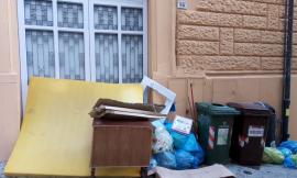 Macerata, discarica a cielo aperto in centro storico: spuntano materassi e scope in via Crispi