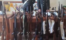 Scoppia la lite, minacce con piede di porco da 83enne: i carabinieri gli ritirano 40 armi