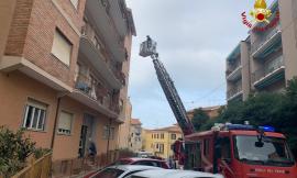 Incendio in un appartamento, uomo rientra per salvare due gatti. Trasportato all'ospedale