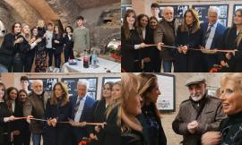 Macerata, taglio del nastro della mostra "Scatti d'epoca" a cura degli "Amici del Liceo Galilei"