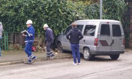 Macerata, furgone sbatte contro il muretto di una casa e trancia tubo del gas (FOTO)