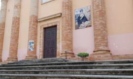 Macerata, funerale con maxi-rissa: calci e pugni all'uscita della salma, giovane al pronto soccorso
