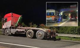 Macerata, camion perde il carico e colpisce auto in corsa: due feriti (FOTO)