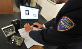 Macerata, gli trovano in casa migliaia di file pedopornografici: arrestato 54enne