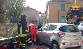 Carambola fra due auto, una travolge un pedone: trasportato a Torrette con l'eliambulanza