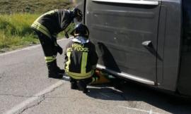 Macerata, scontro tra auto: donna estratta dall'abitacolo dai vigili del fuoco