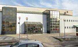 Potenza Picena, fanno irruzione al palasport e rubano cibo al bar: indagini in corso