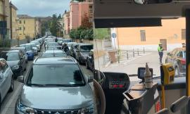 Macerata, auto impedisce manovra al bus: traffico paralizzato e lunghe code (FOTO)
