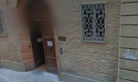 Macerata, la porta rimane bloccata durante udienza: giudice, avvocati e cliente restano intrappolati