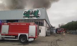 Incendio alla Rimel di Pollenza, chiuse le scuole in quattro Comuni: "Limitare gli spostamenti" (FOTO)