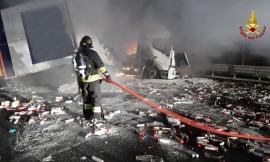 Camion si ribalta e prende fuoco in autostrada: chiuso un tratto dell'A14