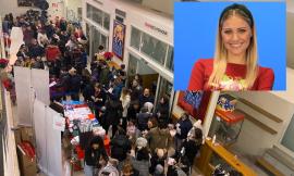 Civitanova, doppio sold out per lo show di Carolina: il tour di Natale nei teatri parte col botto