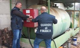 Truffa del carburante agricolo, sequestrati 4500 litri di gasolio: tre denunciati nel Maceratese