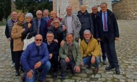 San Severino, settantenni in festa: bridisi e foto ricordo all'ombra della torre civica