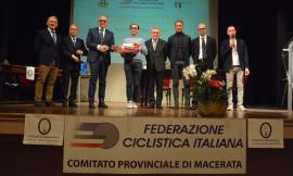 Matelica, sul palco del teatro Piermarini salgono Cassani e il 'gotha' del ciclismo provinciale