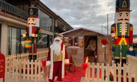 Montecassiano, tutti pazzi per la casa di Babbo Natale a Sambucheto