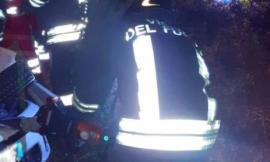 Treia, auto esce di strada e si ribalta: il conducente estratto dai vigili del fuoco