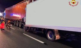 Scontro tra due camion, incidente mortale in A14: traffico bloccato