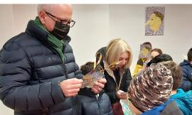 Caldarola, pensieri e disegni dei bambini per l'albero di Natale in piazza