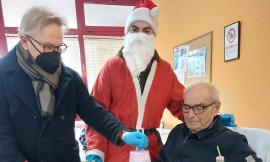 Gagliole, la squadra di calcio A 5 regala un Natale unico a bambini e anziani del territorio (FOTO)