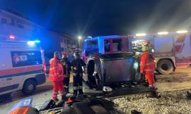 Civitanova, perde il controllo dell'auto e si ribalta sulla rotatoria: una giovane al Pronto Soccorso (FOTO)