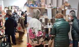 Macerata, regali solidali con Emergency: successo per il negozio di Natale e il panettone va sold-out