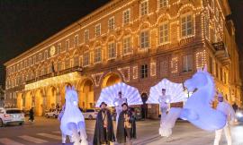 Civitanova, arriva la "Violinista gigante": show in piazza. Proseguono gli eventi del Natale 2022