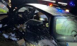 Scontro tra due auto all'incrocio, abbattuto un palo della Telecom: due feriti