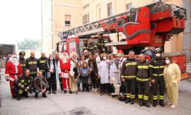Babbo Natale sale sull'autoscala e bussa alle finestre dei piccoli pazienti: vigili del fuoco al Salesi (FOTO)